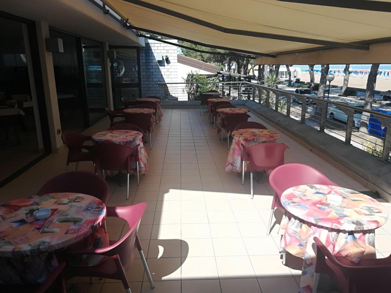 Hotel Ambra Lignano Sabbiadoro Exterior foto